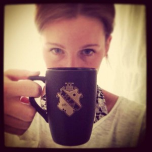 Caroline Marklund med kaffemuggen. 