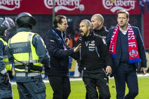 Helsingborgs säkerhetschef försker få Henrik Larsson att lämna planen i matchens som skulle bli hans sista i HIF Foto: Ludvig Thunman / BILDBYRÅN