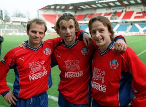 Minnena från guldåret 1999 är många. Här den norska trion Storvik, Stavrum och Johansen Foto: Bildbyrån