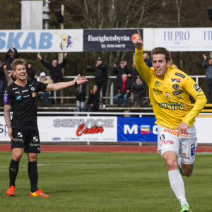 Adam Eriksson i Falkenbergs gula tröja Foto: Håkan Johansson/FFF