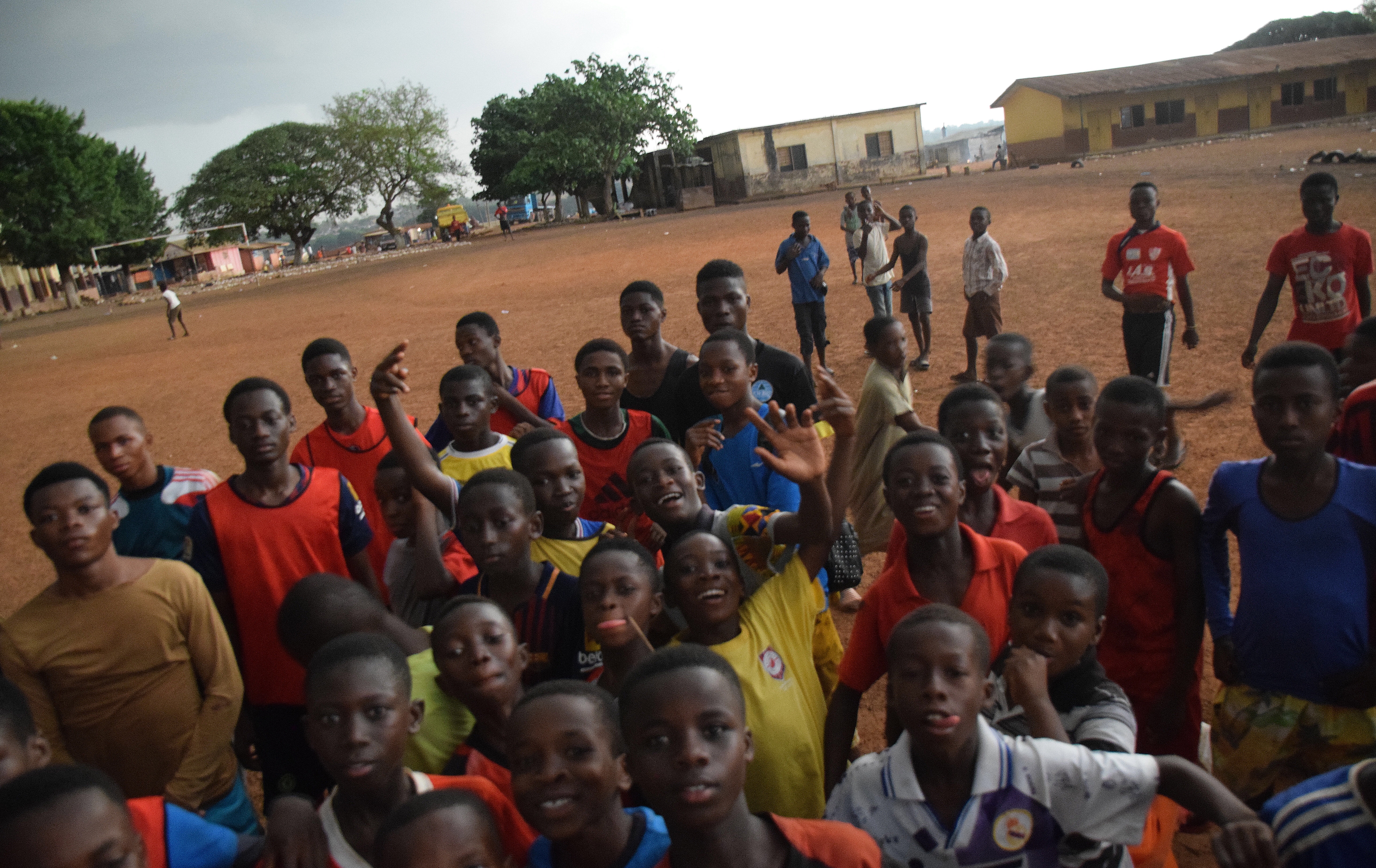 Ett fyrtiotal killar får möjlighet att träna och spela fotboll i Abubakaris akademi i Ghana.